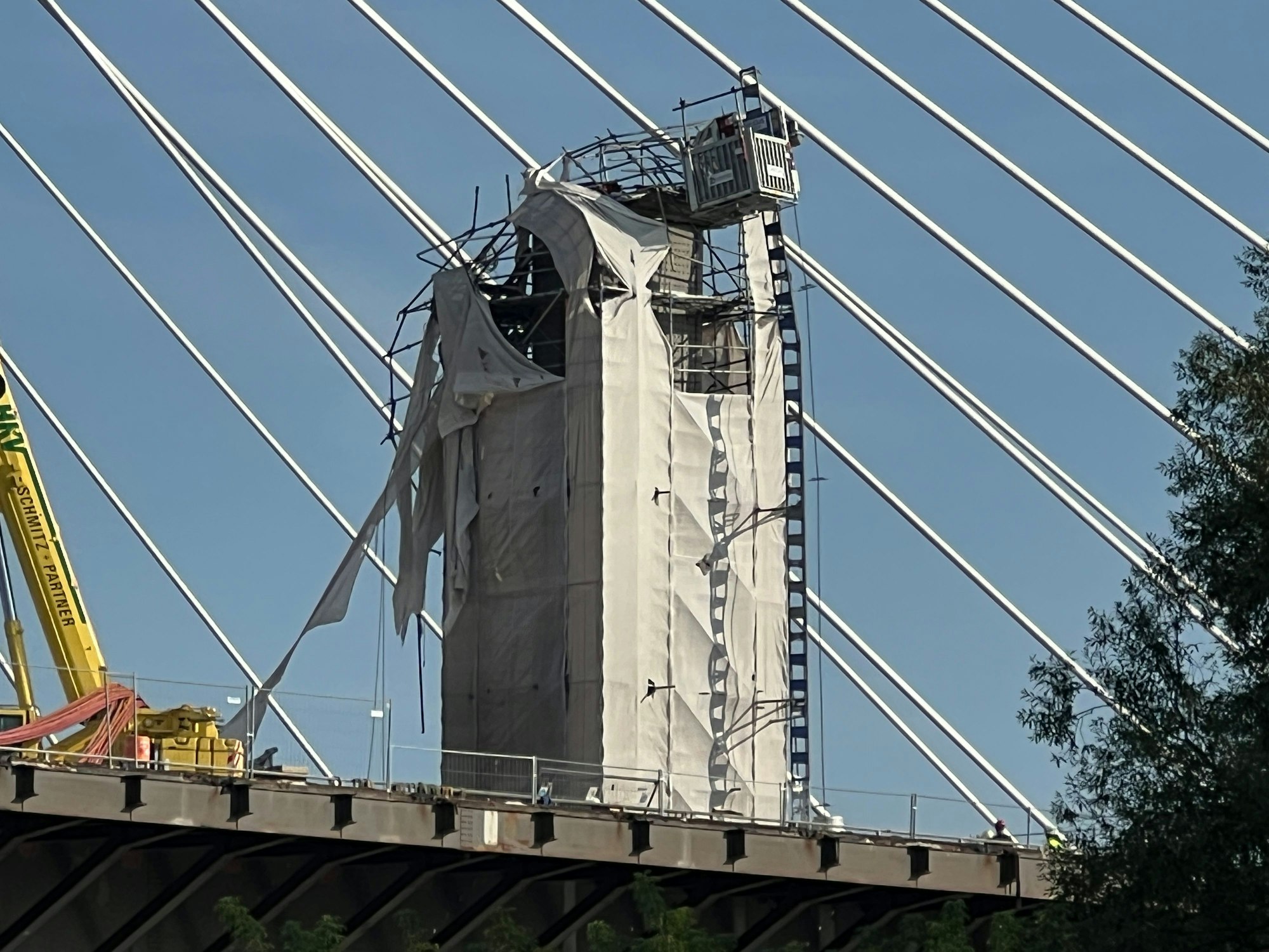 Ein Kran steht auf der Levekusener Brücke.