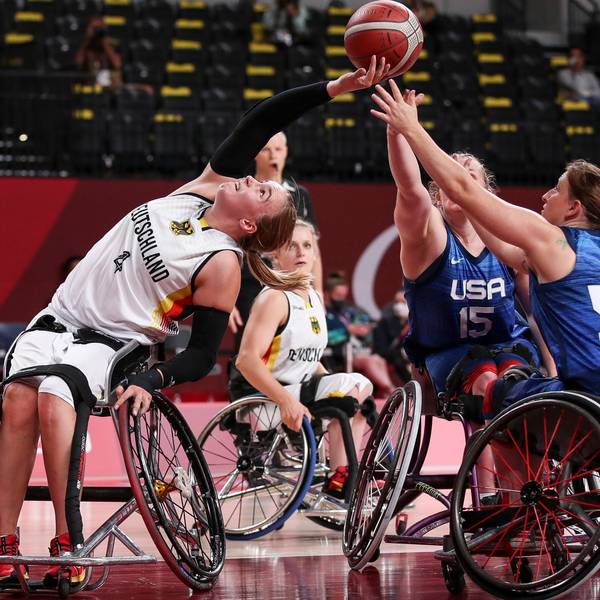 Rollstuhlbasketballerin Mareike Miller streckt sich bei einem Spiel gegen die USA im Rahmen der Paralympics in Tokio nach dem Ball.