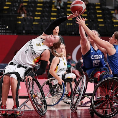 Rollstuhlbasketballerin Mareike Miller streckt sich bei einem Spiel gegen die USA im Rahmen der Paralympics in Tokio nach dem Ball.