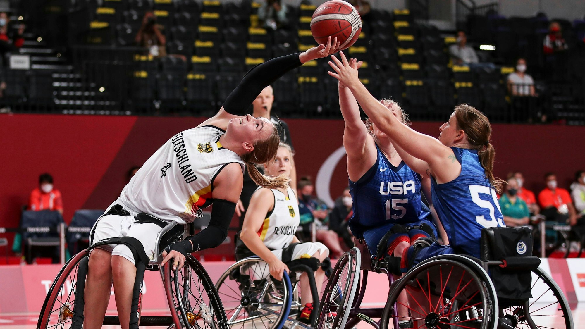 Rollstuhlbasketballerin Mareike Miller streckt sich bei einem Spiel gegen die USA im Rahmen der Paralympics in Tokio nach dem Ball.