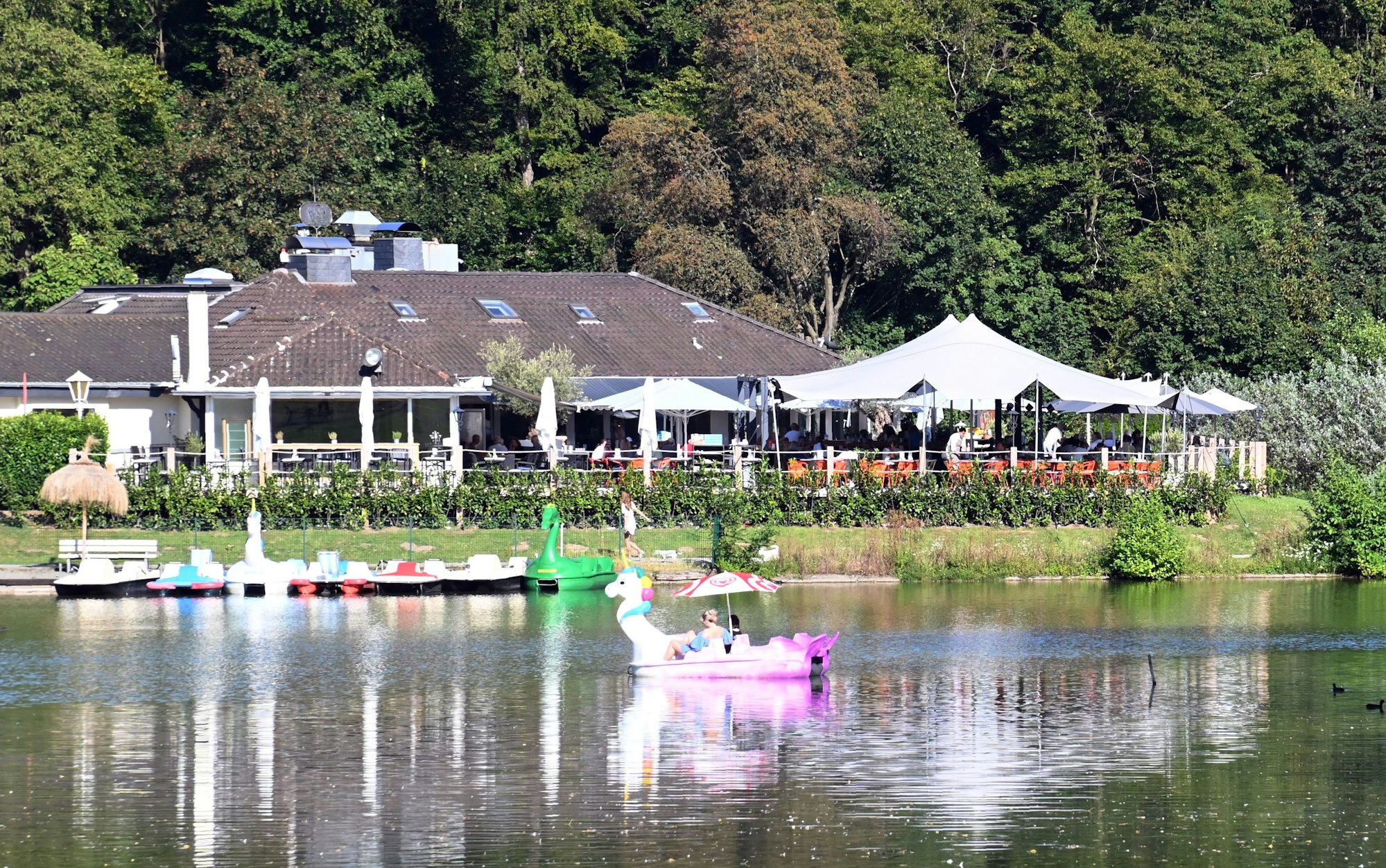 Das Restaurant Haus am See am Decksteiner Weiher.