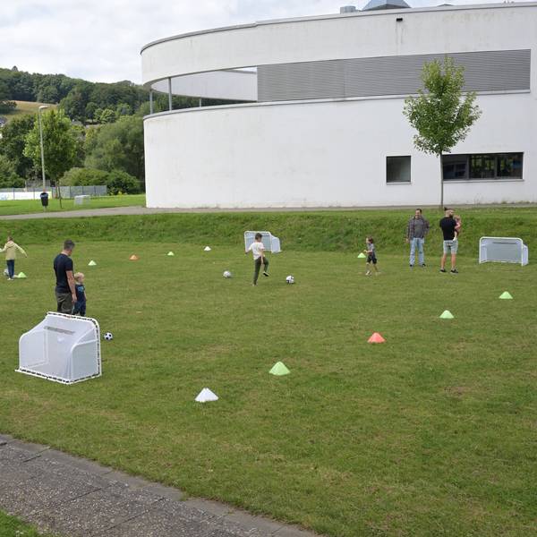 Kinder spielen vor dem Schulzentrum.
