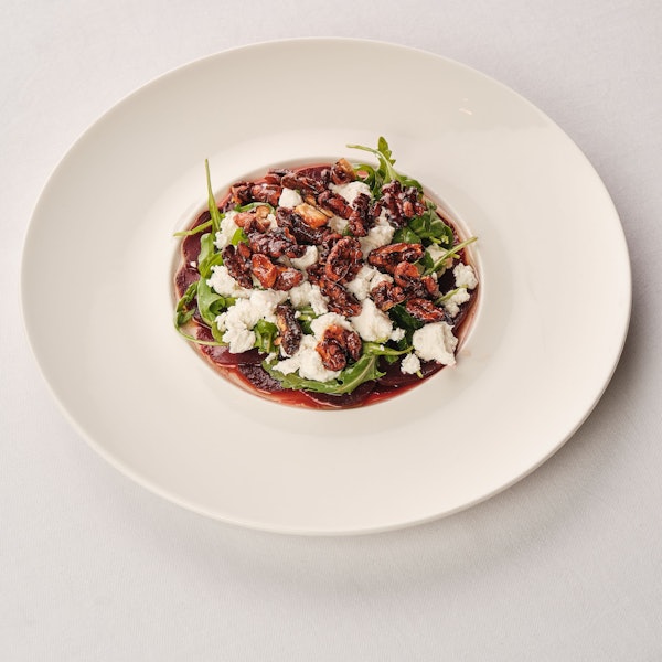 Ist nicht nur lecker, sondern sieht auch köstlich aus: das Rote-Bete-Carpaccio von Sternekoch Thomas Gilles vom Clostermanns Hof