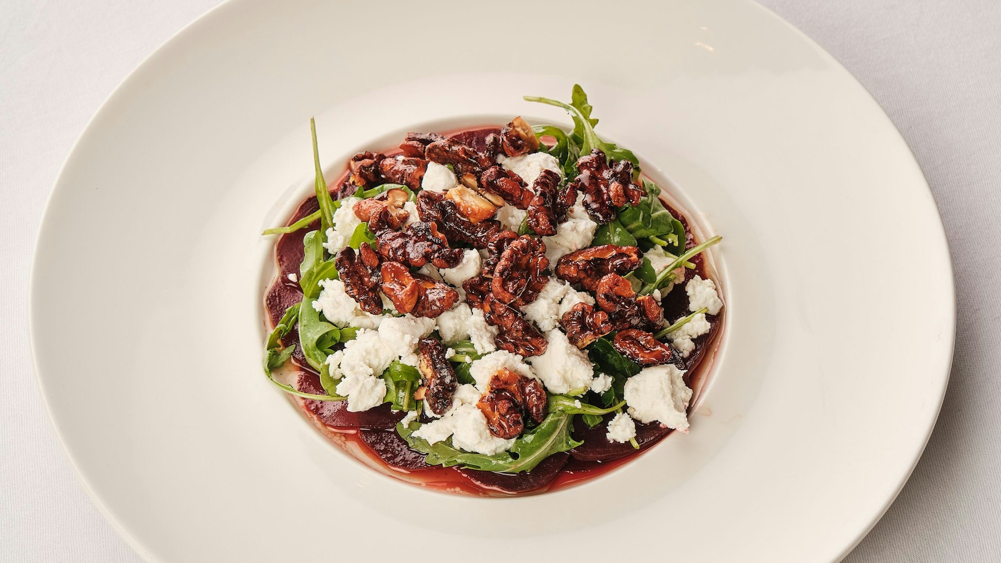 Ist nicht nur lecker, sondern sieht auch köstlich aus: das Rote-Bete-Carpaccio von Sternekoch Thomas Gilles vom Clostermanns Hof