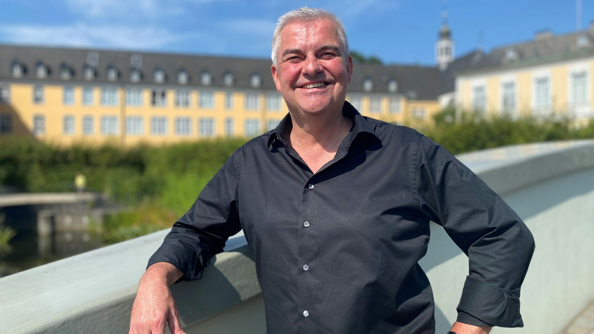 Auf dem Foto ist Marc Prokop vor Schloss Augustusburg in Brühl zu sehen.