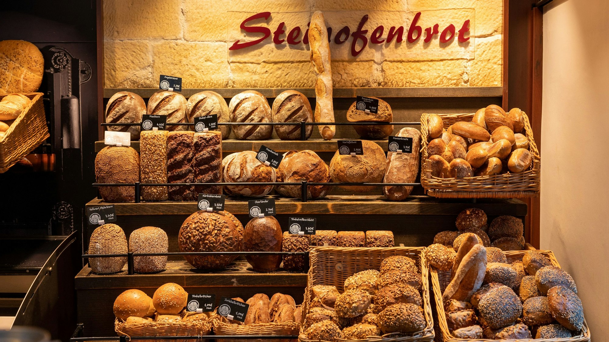 Backwaren warten in einer Bäckerei auf die Kundschaft.