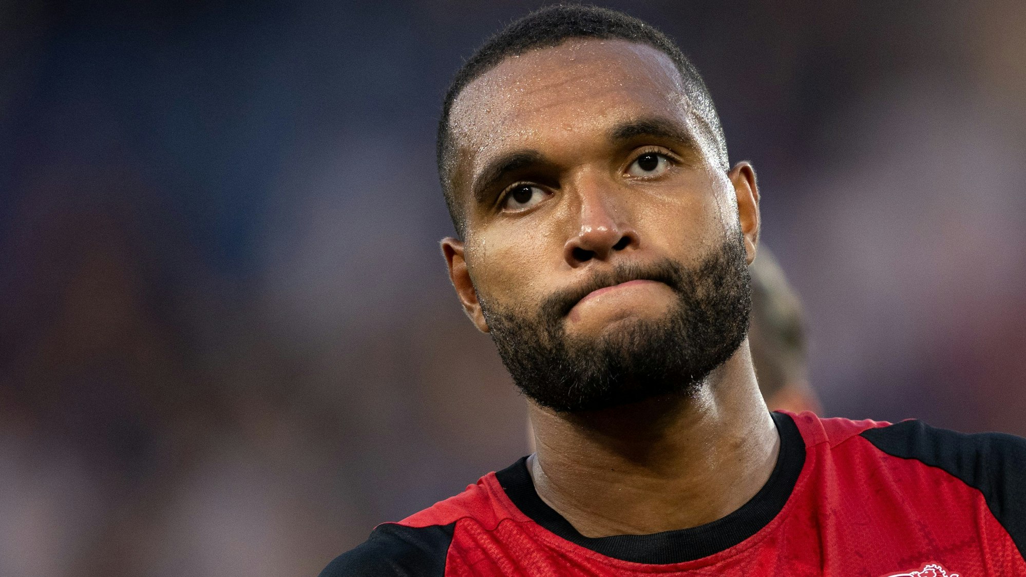 28.08.2024, Thüringen, Jena: Fußball: DFB-Pokal, FC Carl Zeiss Jena - Bayer 04 Leverkusen, 1. Runde, Ernst-Abbe-Sportfeld. Leverkusens Jonathan Tah reagiert nach dem Abpfiff. Foto: Hendrik Schmidt/dpa - WICHTIGER HINWEIS: Gemäß den Vorgaben der DFL Deutsche Fußball Liga bzw. des DFB Deutscher Fußball-Bund ist es untersagt, in dem Stadion und/oder vom Spiel angefertigte Fotoaufnahmen in Form von Sequenzbildern und/oder videoähnlichen Fotostrecken zu verwerten bzw. verwerten zu lassen. +++ dpa-Bildfunk +++