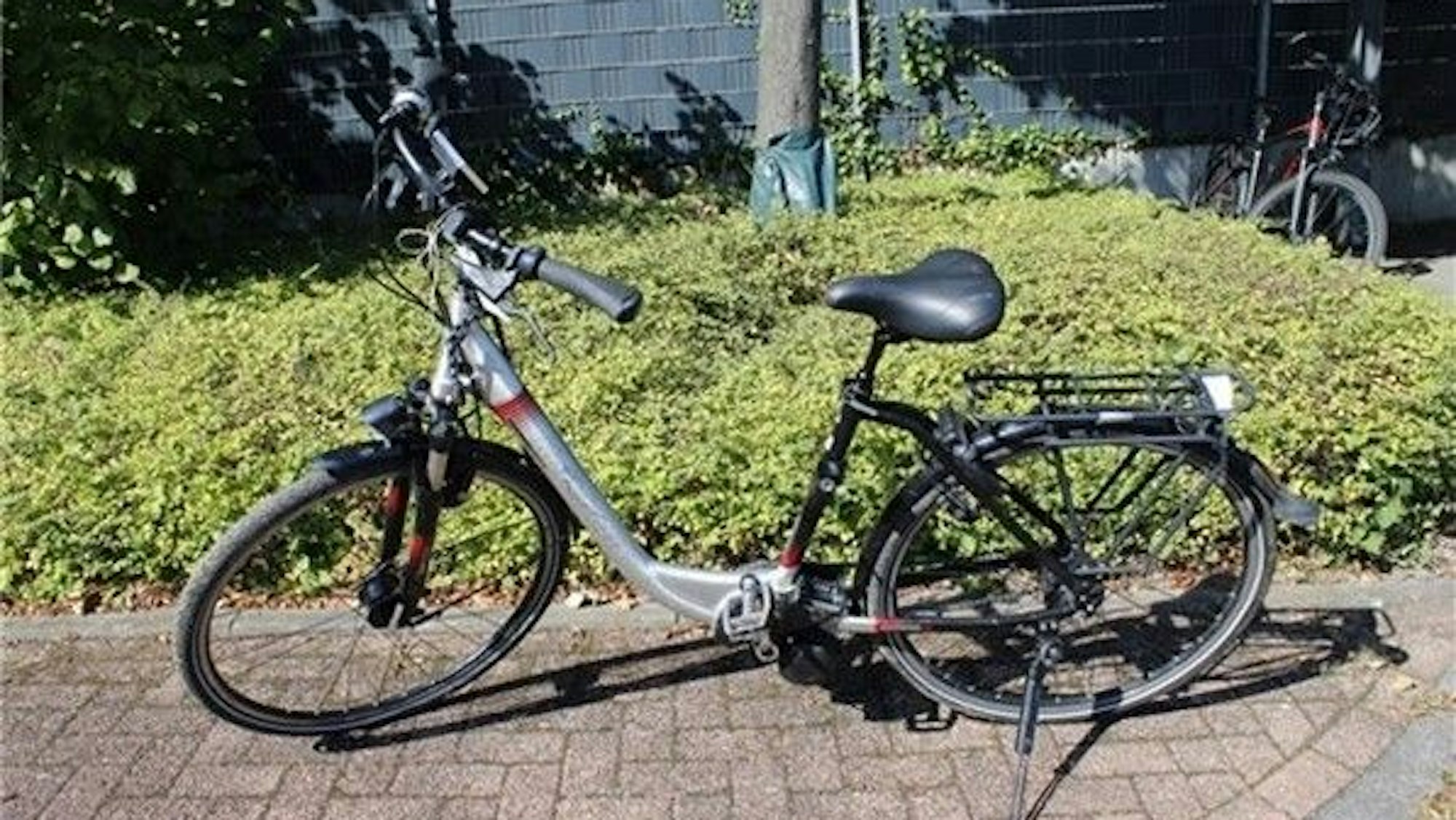 Wer erkennt das Pedelec auf diesem Foto oder kann Hinweise geben, wem es gehört?