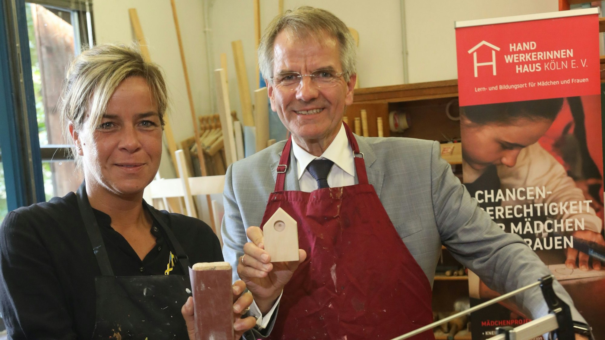 Mona Neubaur und Andreas Ehlert besuchen das Handwerkerinnenhaus.