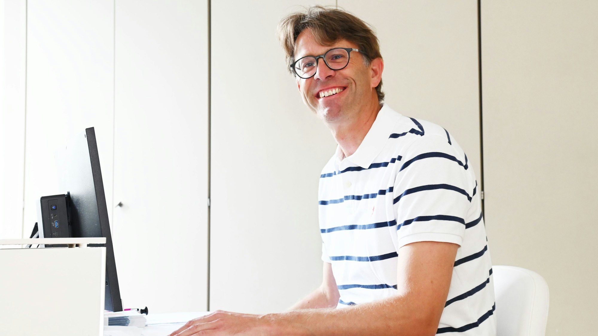 Als der Kölner Arzt Kai Störring selbst an Long Covid erkrankt, fällt ihm die mangelhafte Versorgung und das mangelhafte Wissen über die Krankheit besonders auf. Er probiert herum und versucht sich quasi selbst zu heilen. Und hilft in seiner Long-Covid-Sprechstunde nun auch an deren Patienten.