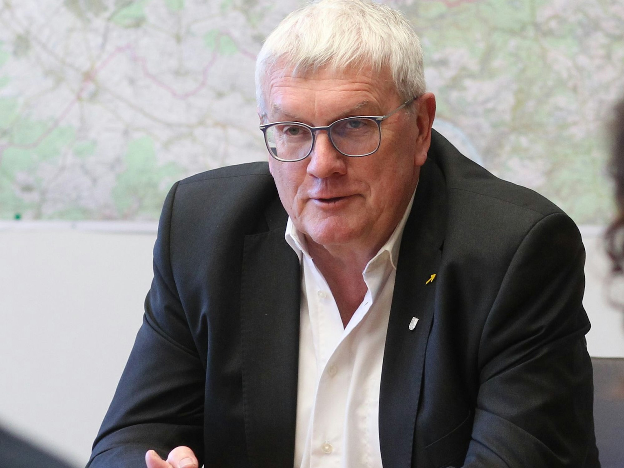Landrat Sebastian Schuster sitzt bei einem Interview in seinem Büro im Siegburger Kreishaus.