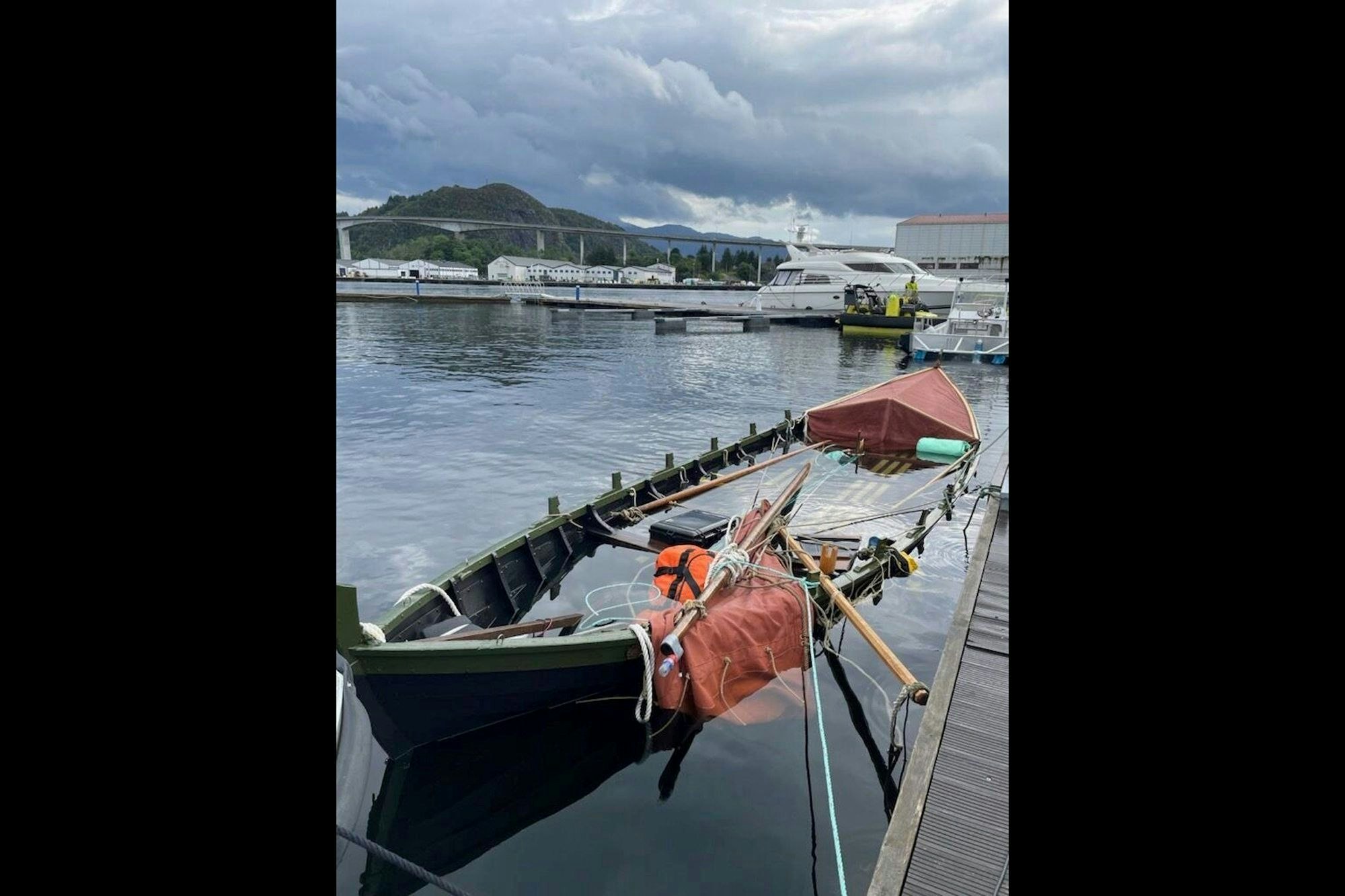 Dieses von der norwegischen Polizei veröffentlichte Foto zeigt den Nachbau des Wikingerschiffs „Naddoddur“ am Kai in Måløy.