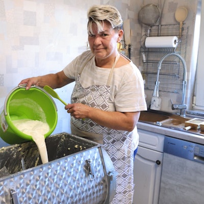 Sabine Greb schüttet Schmand in das Rührwerk, das diesen dann zu „guter Butter“ verarbeitet. Dieses Handwerk ist auf dem Hof von Sabine und Jürgen Greb in Waldbröl-Hermesdorf eine Familientradition. Deren Tage aber sind gezählt.