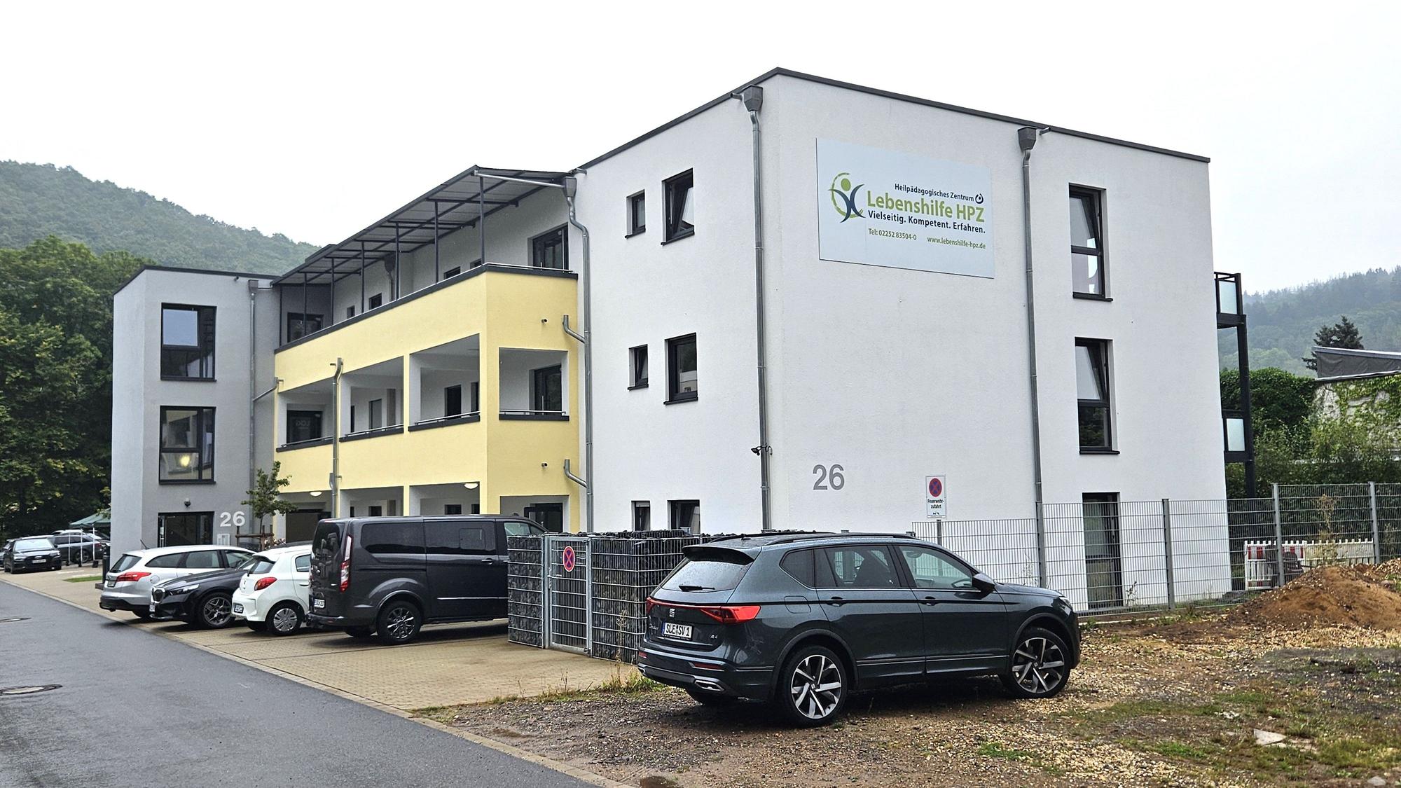Blick auf das dreistöckige Gebäude der Lebenshilfe in Gemünd.