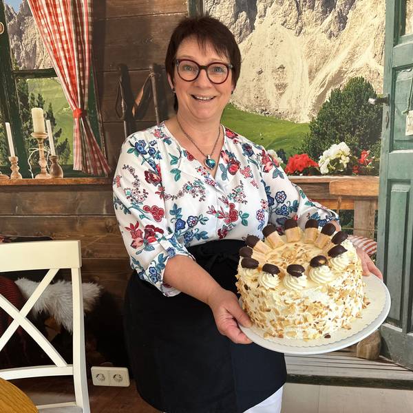 Manuela Lohmberg präsentiert eine Malakofftorte, die als Krönung der Torten bekannt ist, nach österreichischem Rezept.