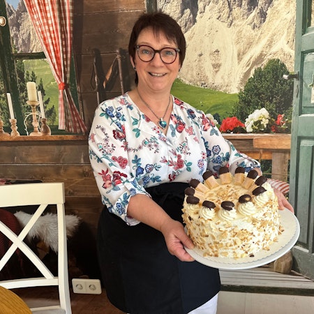 Manuela Lohmberg präsentiert eine Malakofftorte, die als Krönung der Torten bekannt ist, nach österreichischem Rezept.