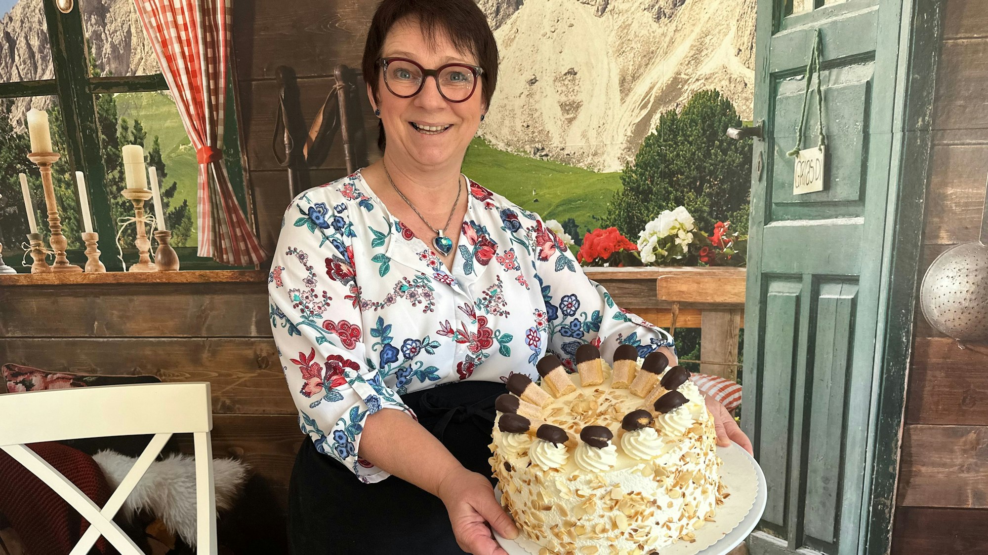 Manuela Lohmberg präsentiert eine Malakofftorte, die als Krönung der Torten bekannt ist, nach österreichischem Rezept.