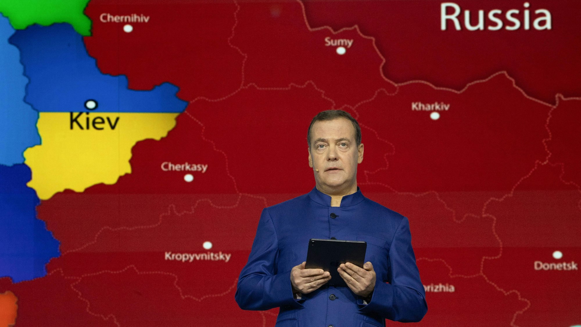 Dmitri Medwedew vor einer Landkarte, die nur noch den äußersten Westen der Ukraine als ukrainisches Territorium vorsieht. Der Putin-Vertraute macht keinen Hehl aus Russlands faschistischen Absichten. (Archivbild)