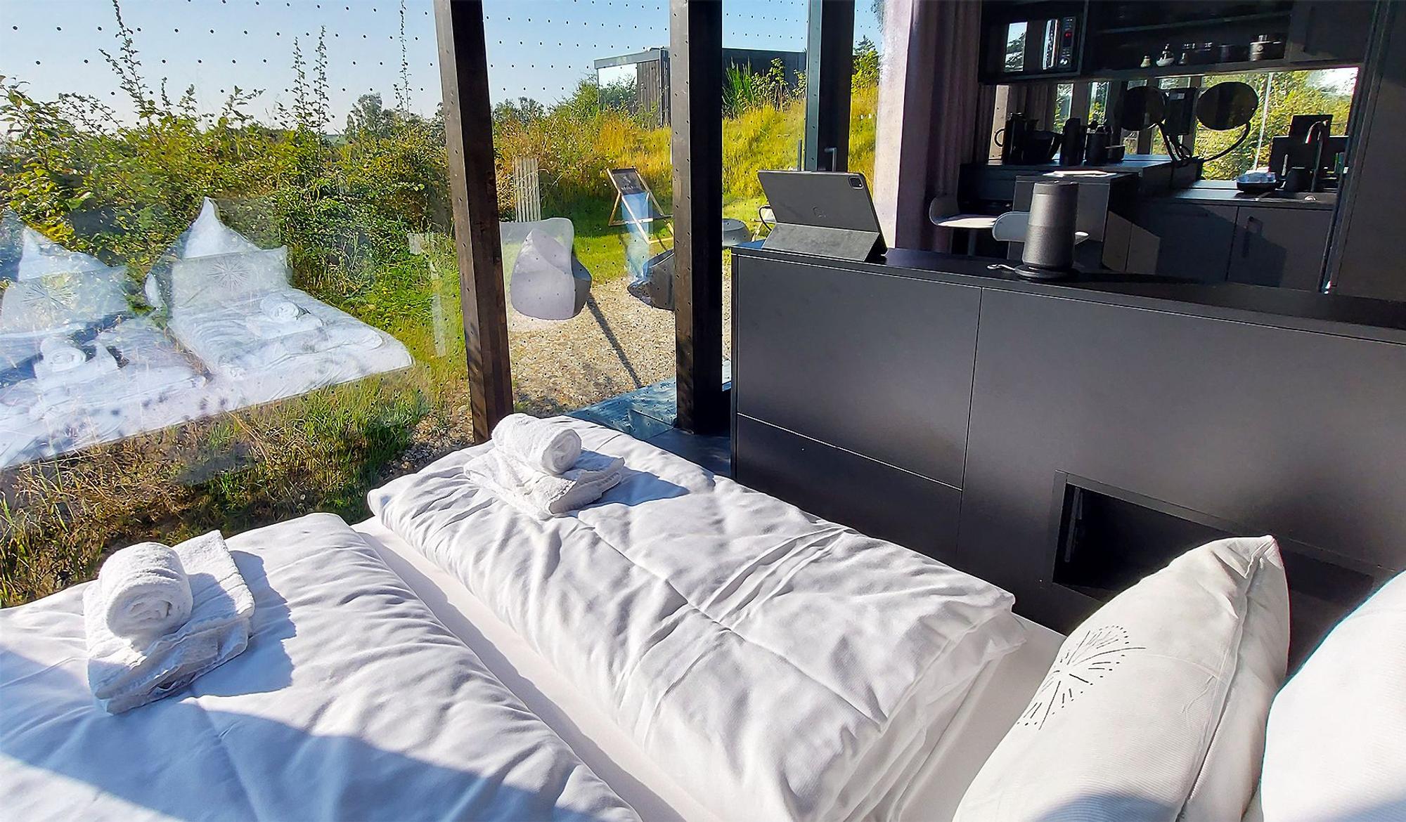 Von einem Gästebett aus bietet sich ein schöner Ausblick in die Natur.