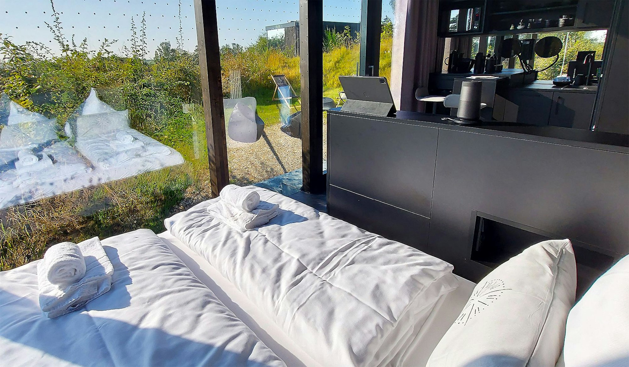 Von einem Gästebett aus bietet sich ein schöner Ausblick in die Natur.