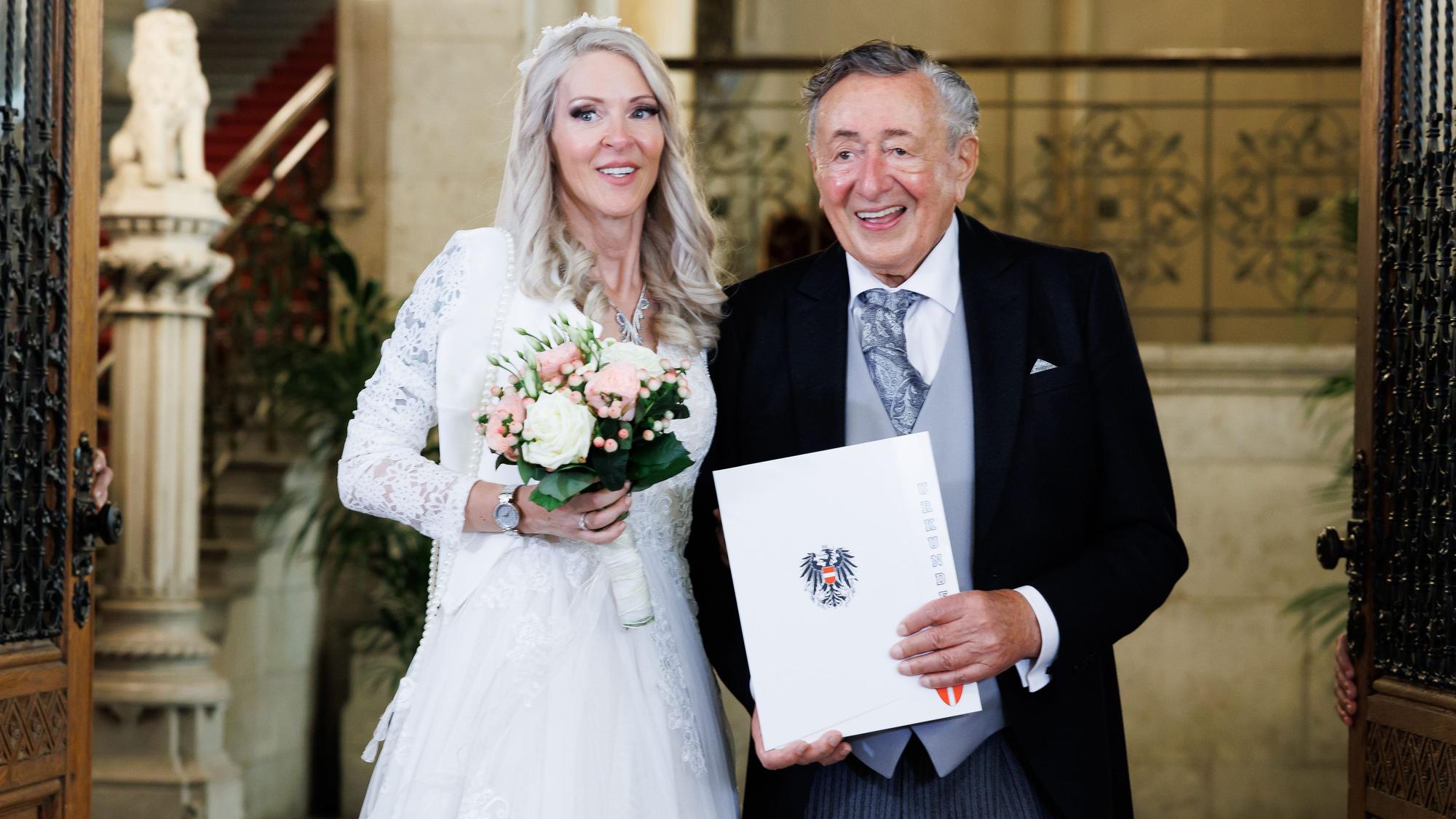 Richard Lugner und Simone Reiländer stehen bei ihrer Trauung im Wiener Rathaus.