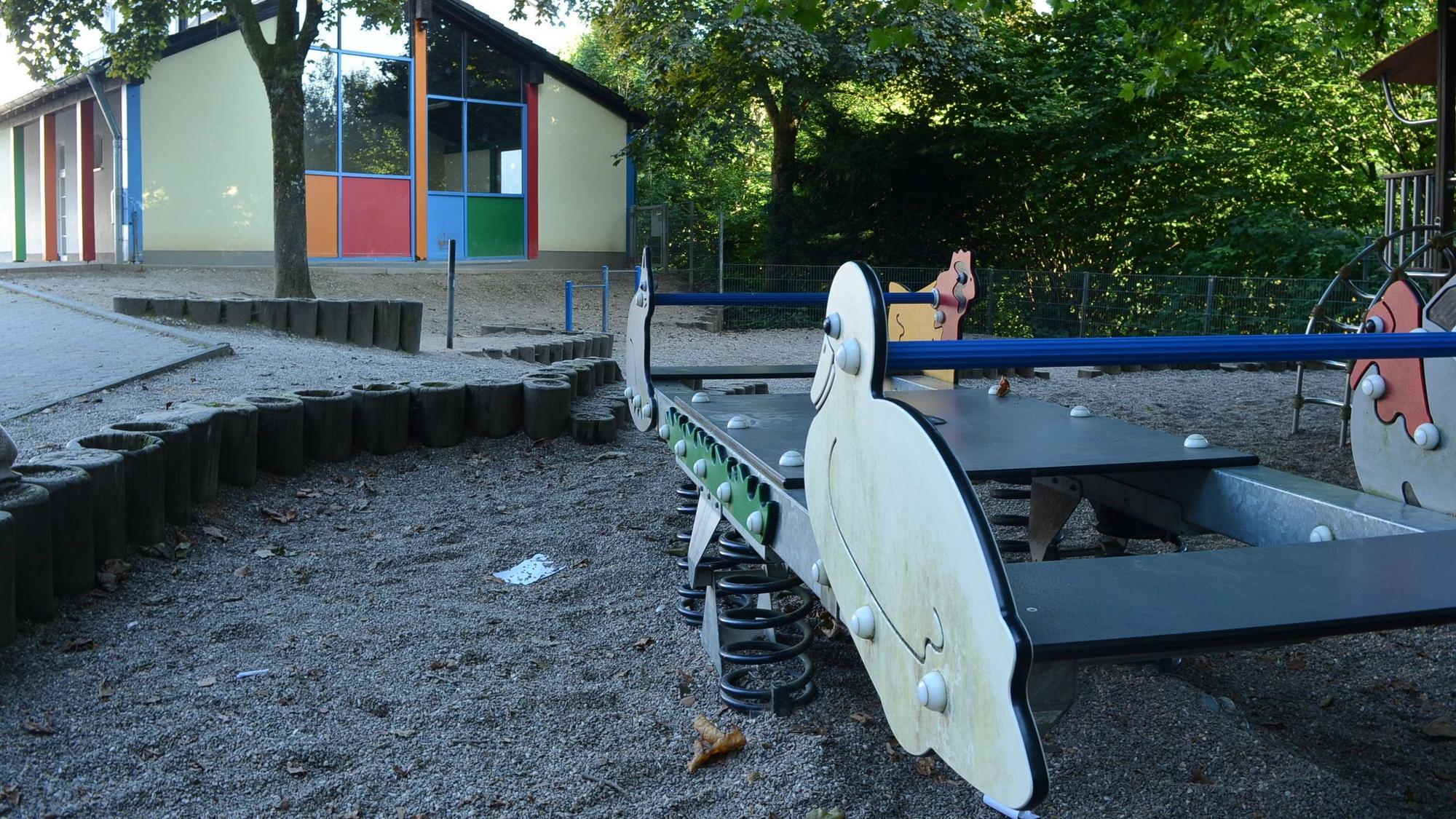 Die Grundschule Much Klosterstraße muss erweitert werden. Fast ein Jahr nach der ursprünglichen Entscheidung bestätigte der Gemeinderat die Entscheidung für die teurere von am Ende noch zwei Varianten.
Bei der nun verworfenen Lösung hätten der Spielplatz und die Fläche der Pausenhalle (im Hintergrund) als Bauplatz herhalten müssen.