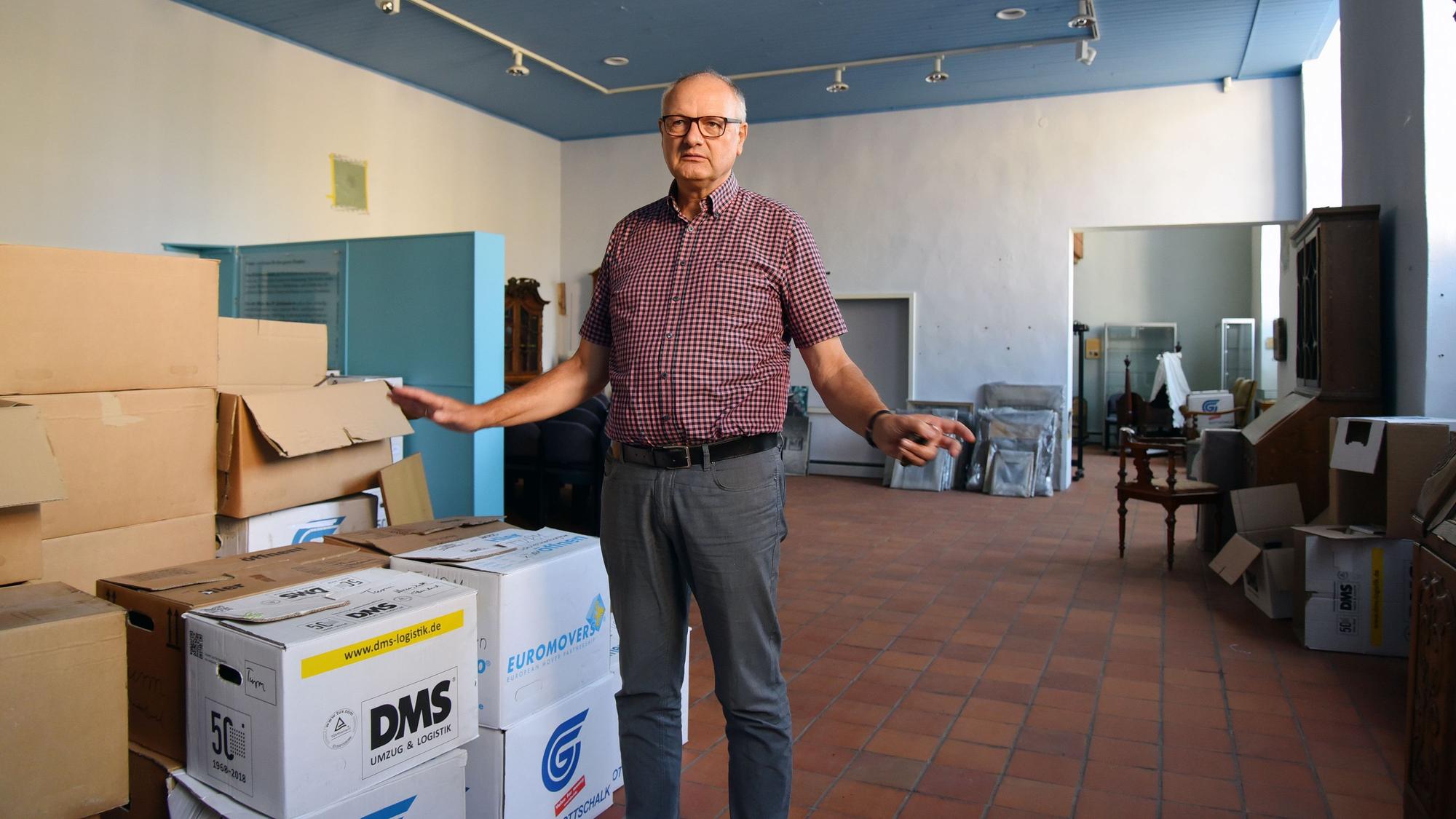 Bürgermeister Dietmar Persian zwischen Umzugskartons.