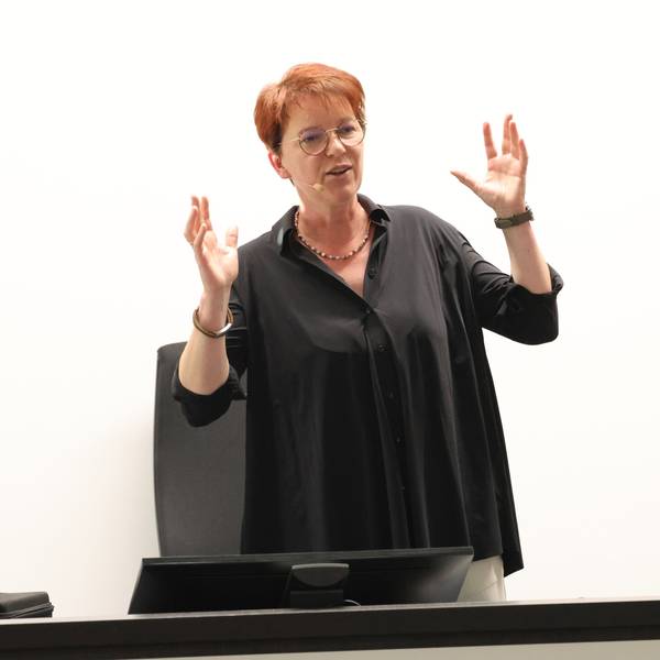 Autorin Kathrin Heinrichs bei einer Lesung.