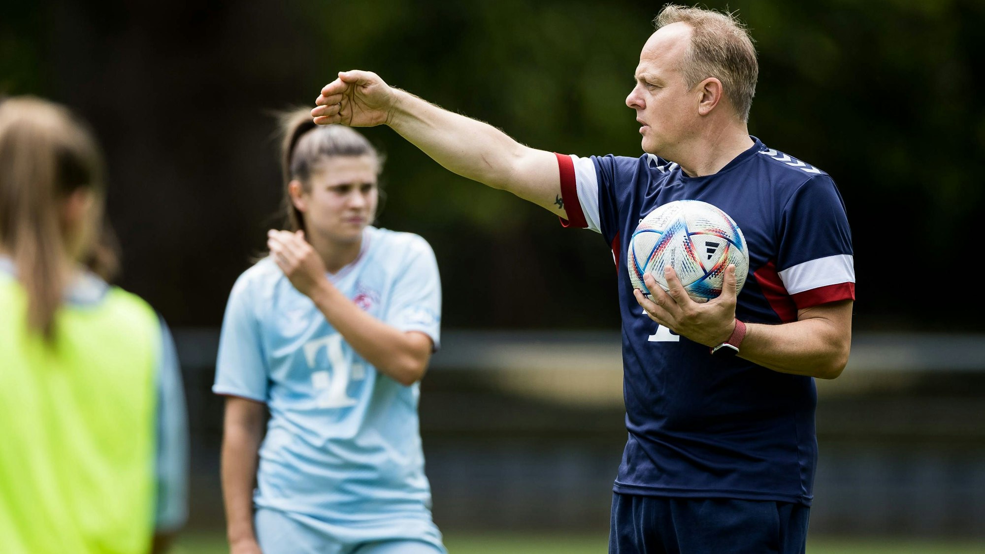 Training 1. FC Koeln Frauen 17.07.2023 Daniel Weber Trainer 1. FC Koeln gestikuliert. Training 1. FC Koeln Frauen Geissbockheim, 17.07.2023 *** Training 1 FC Koeln women 17 07 2023 Daniel Weber coach 1 FC Koeln gestures Training 1 FC Koeln women Geissbockheim, 17 07 2023 Copyright: xBEAUTIFULxSPORTS/Wunderlx