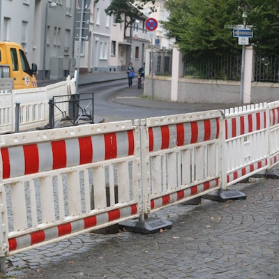 Sperrbaken stehen am Rand einer Straße.