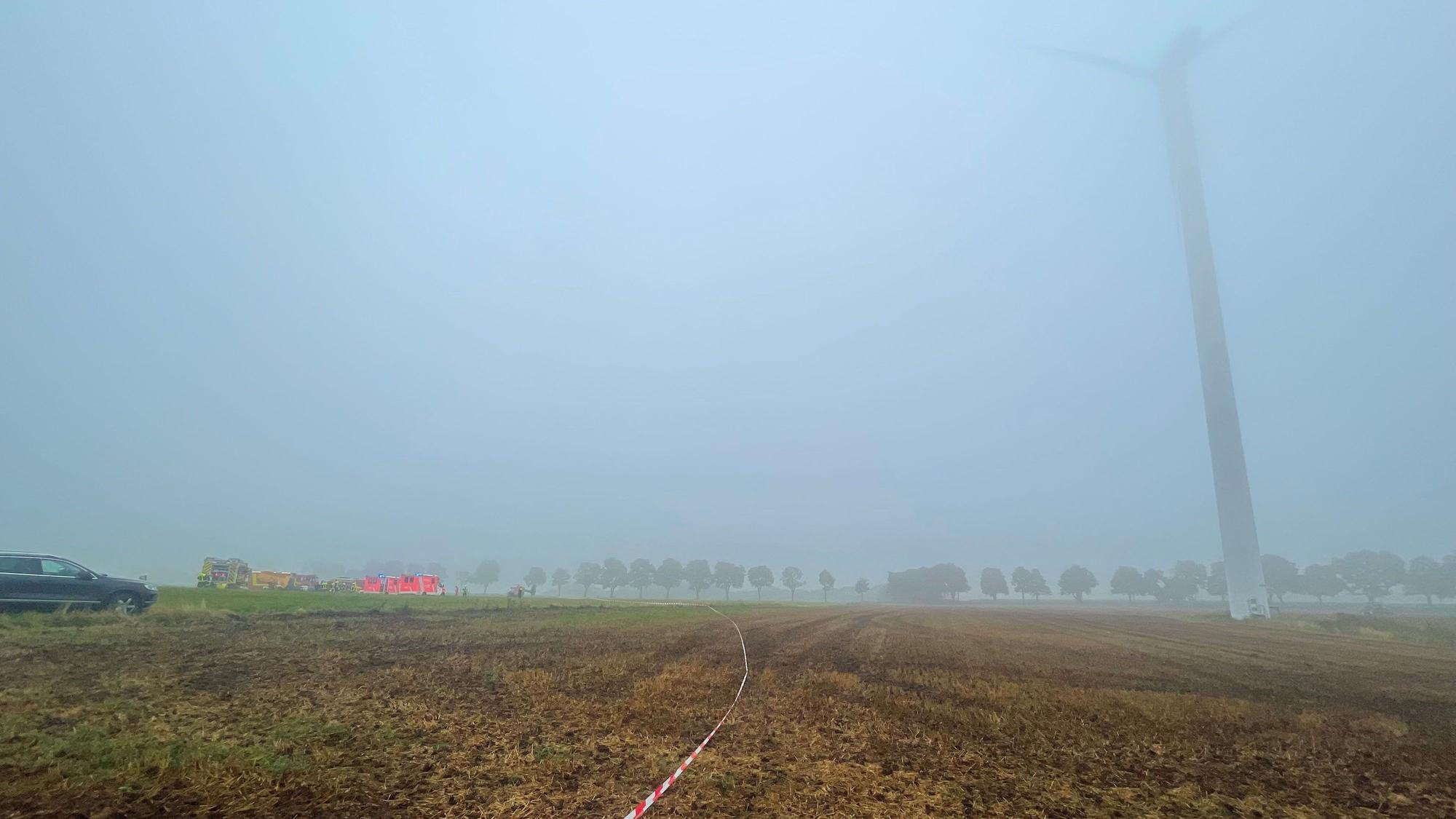 In dichtem Nebel ist die abgesperrte Einsatzstelle zu sehen.