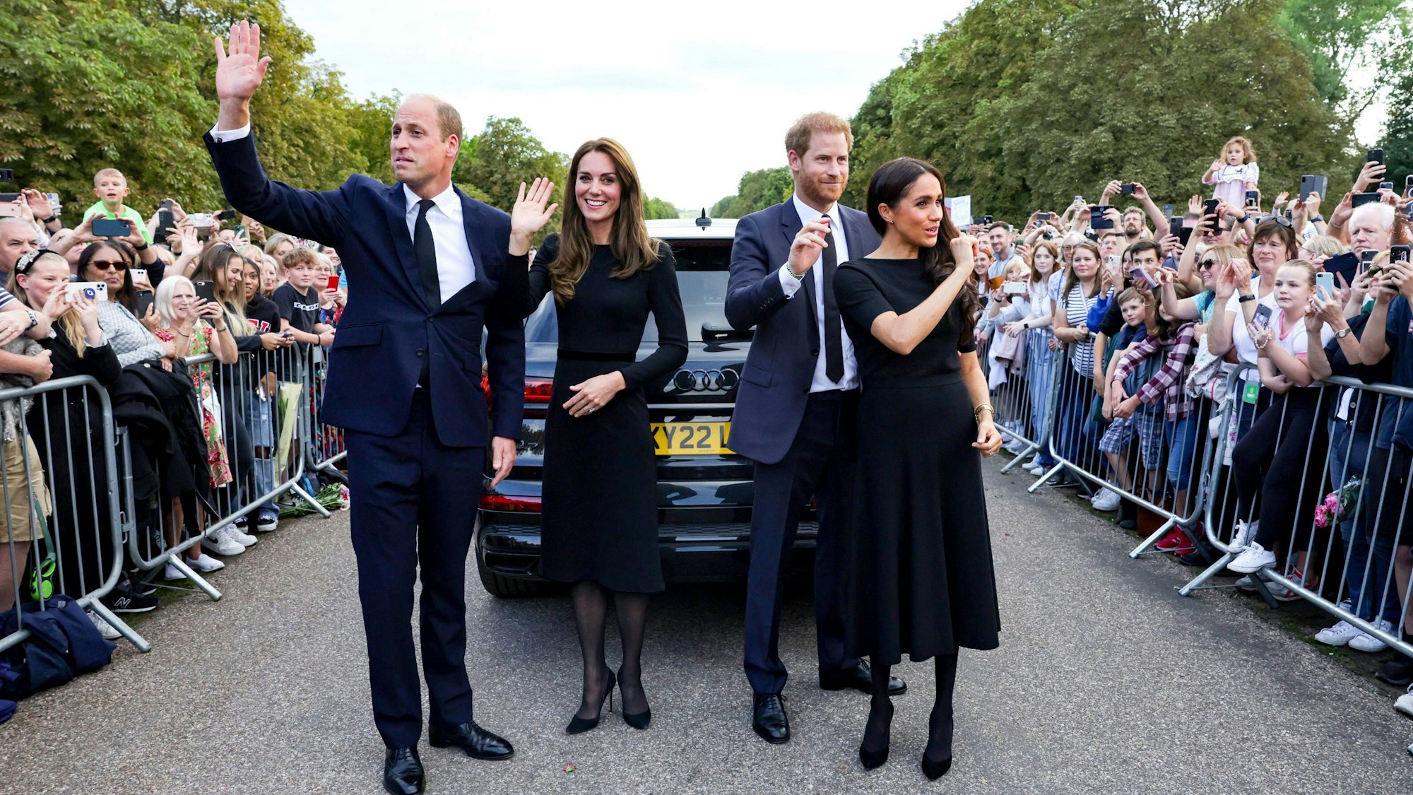Prinz William und Prinzessin Kate, Prinz Harry und Herzogin Meghan winken nach dem Tod von Königin Elisabeth II. der Öffentlichkeit auf Schloss Windsor zu.