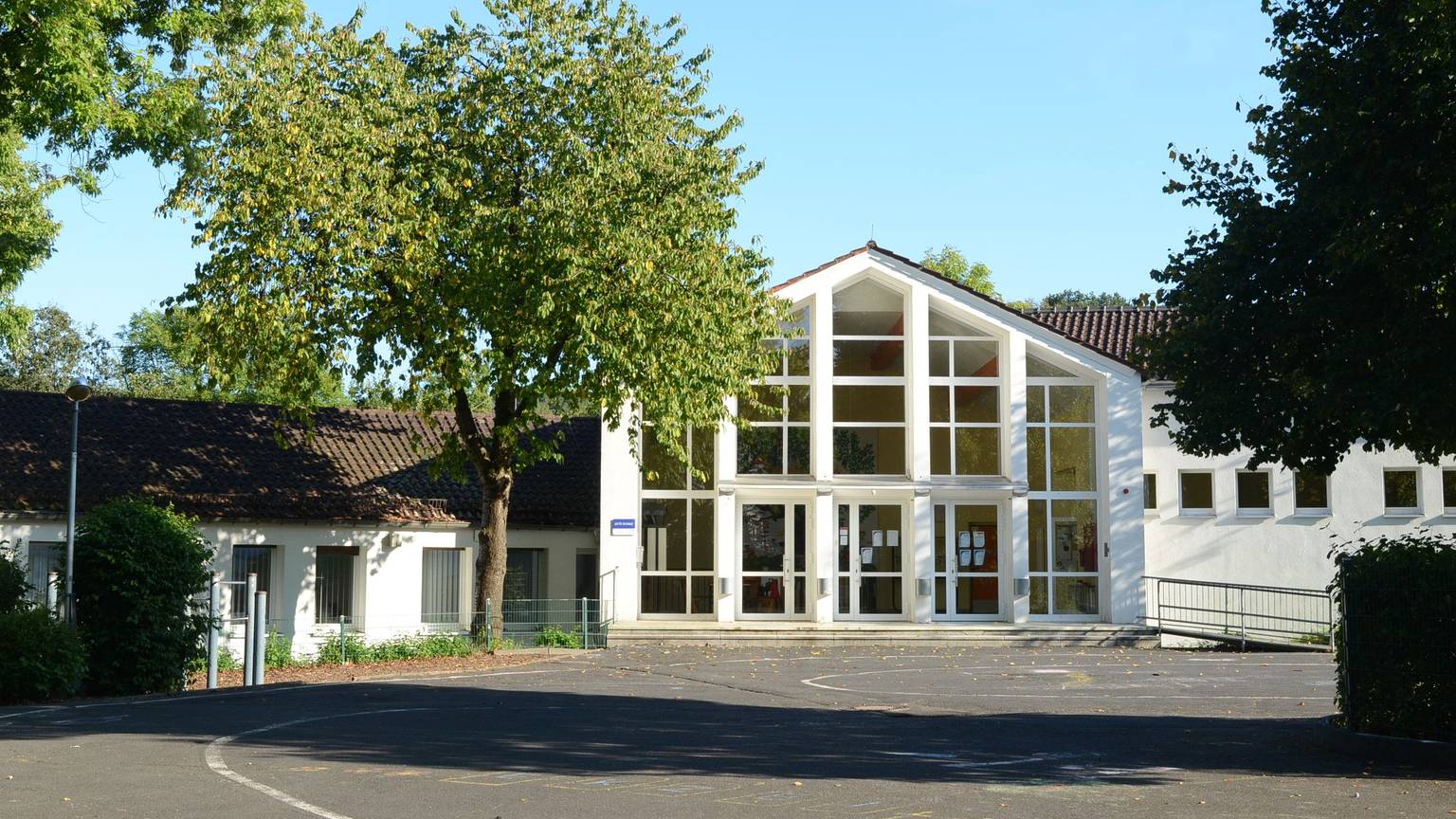 Schulgebäude und Schulhof