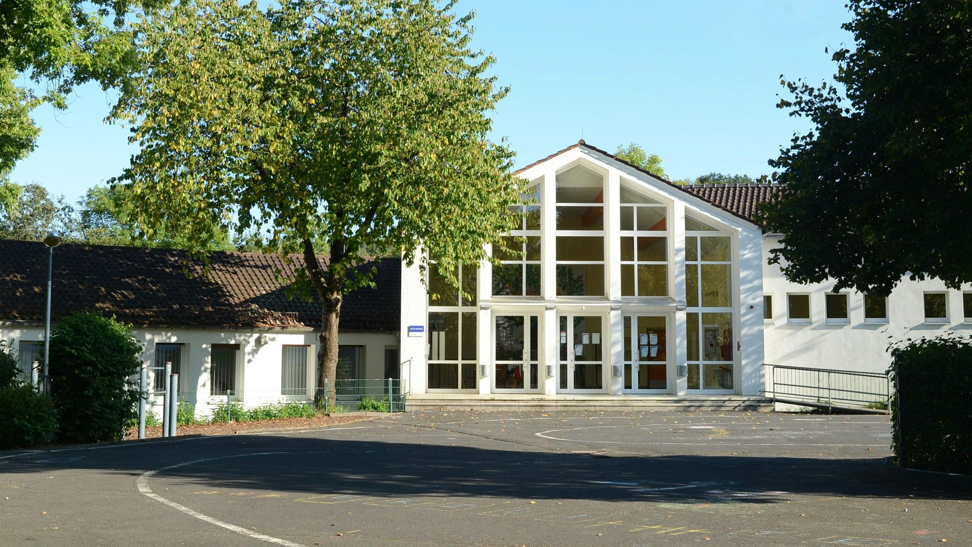 Schulgebäude und Schulhof