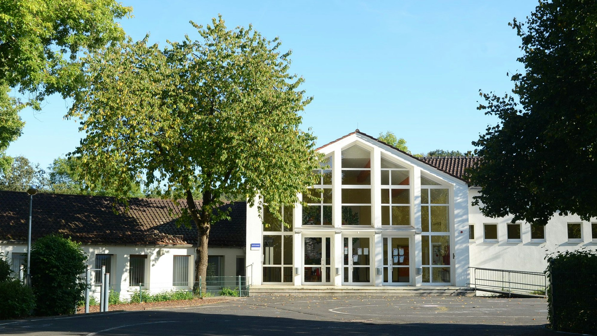 Ein Grundschulgebäude mit verglastem Eingangsgebäude.