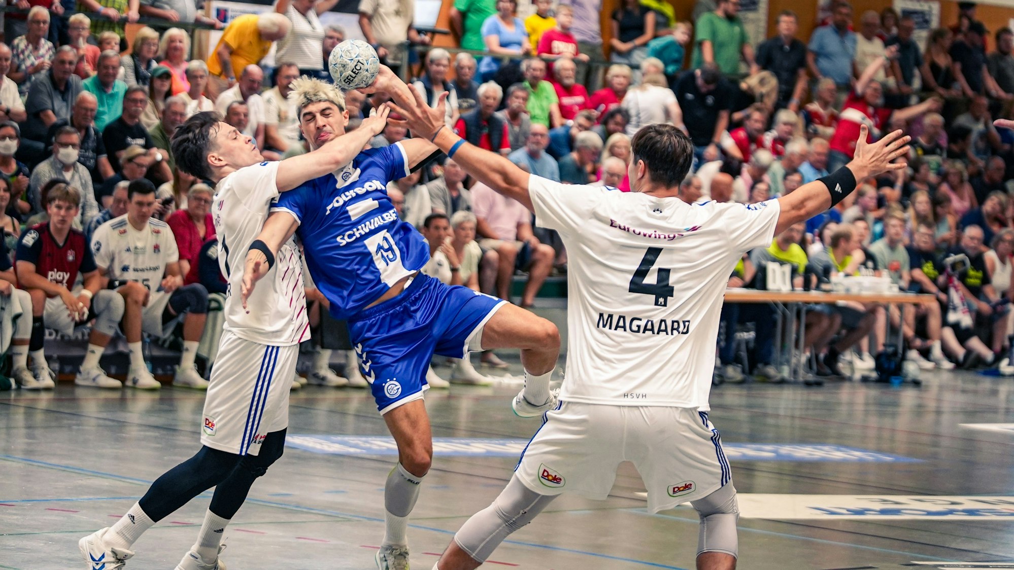 Giorgi Tskhovrebadze versucht sich gegen die Handballer des HSV Handball durchzusetzen.