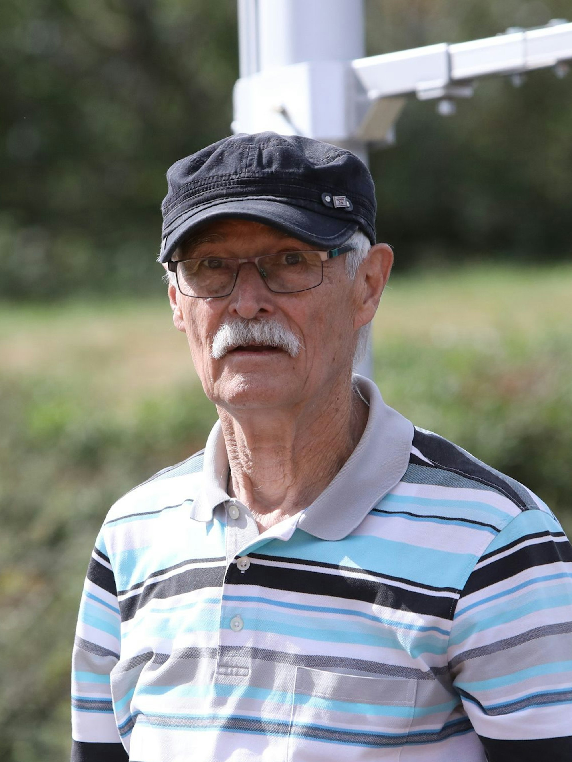 Ein Mann mit Basecap.