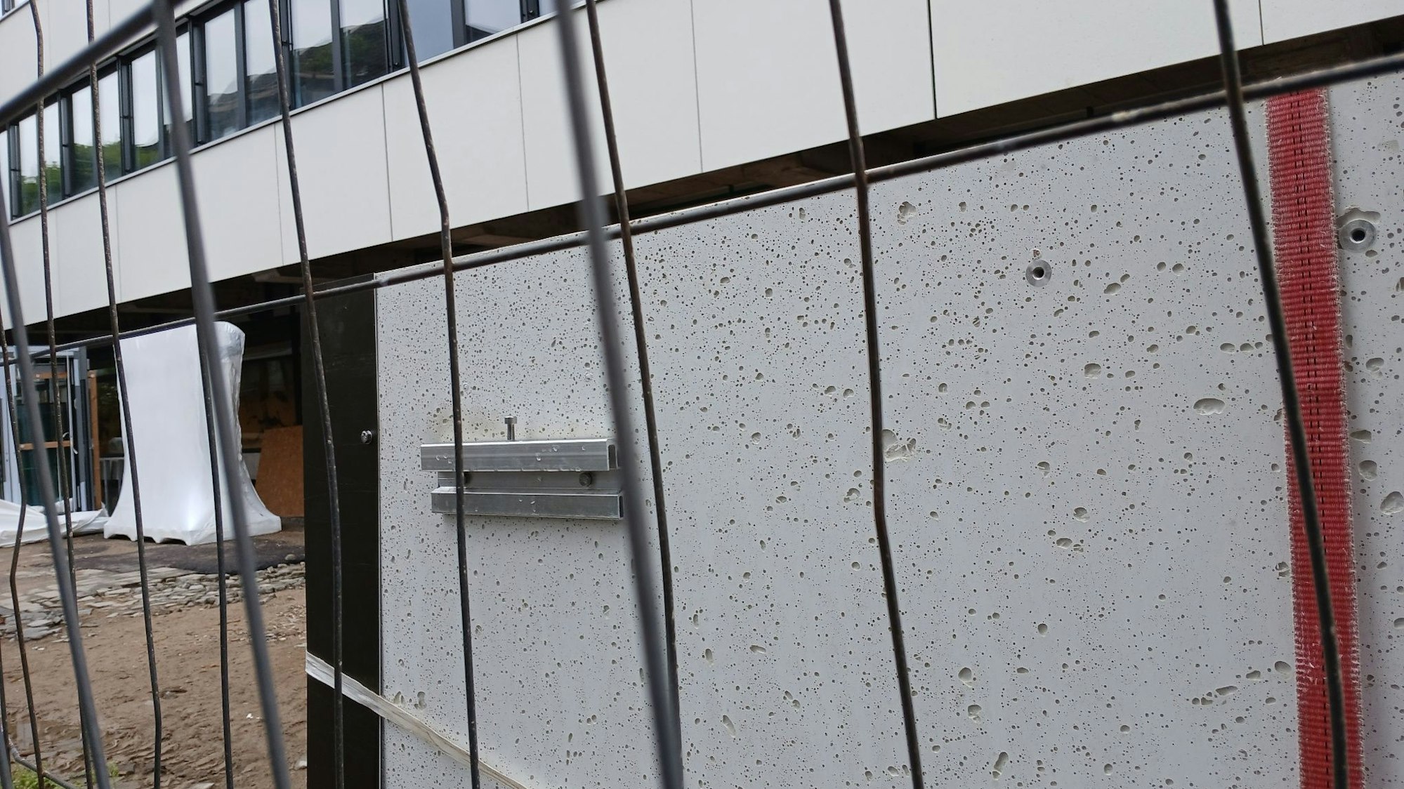 Bei näherem Hinsehen wird die poröse Struktur der Textilbetonplatten für die Fassade des Siegburger Rathauses sichtbar.