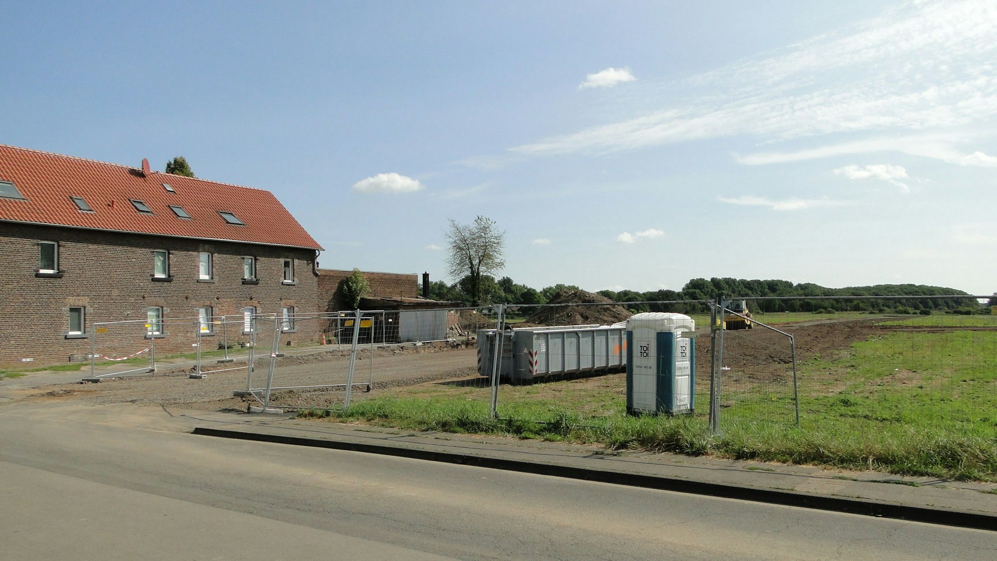 Zu sehen ist der Zufahrtsweg zum Baugebiet an der Baptiststraße in Chorweiler.