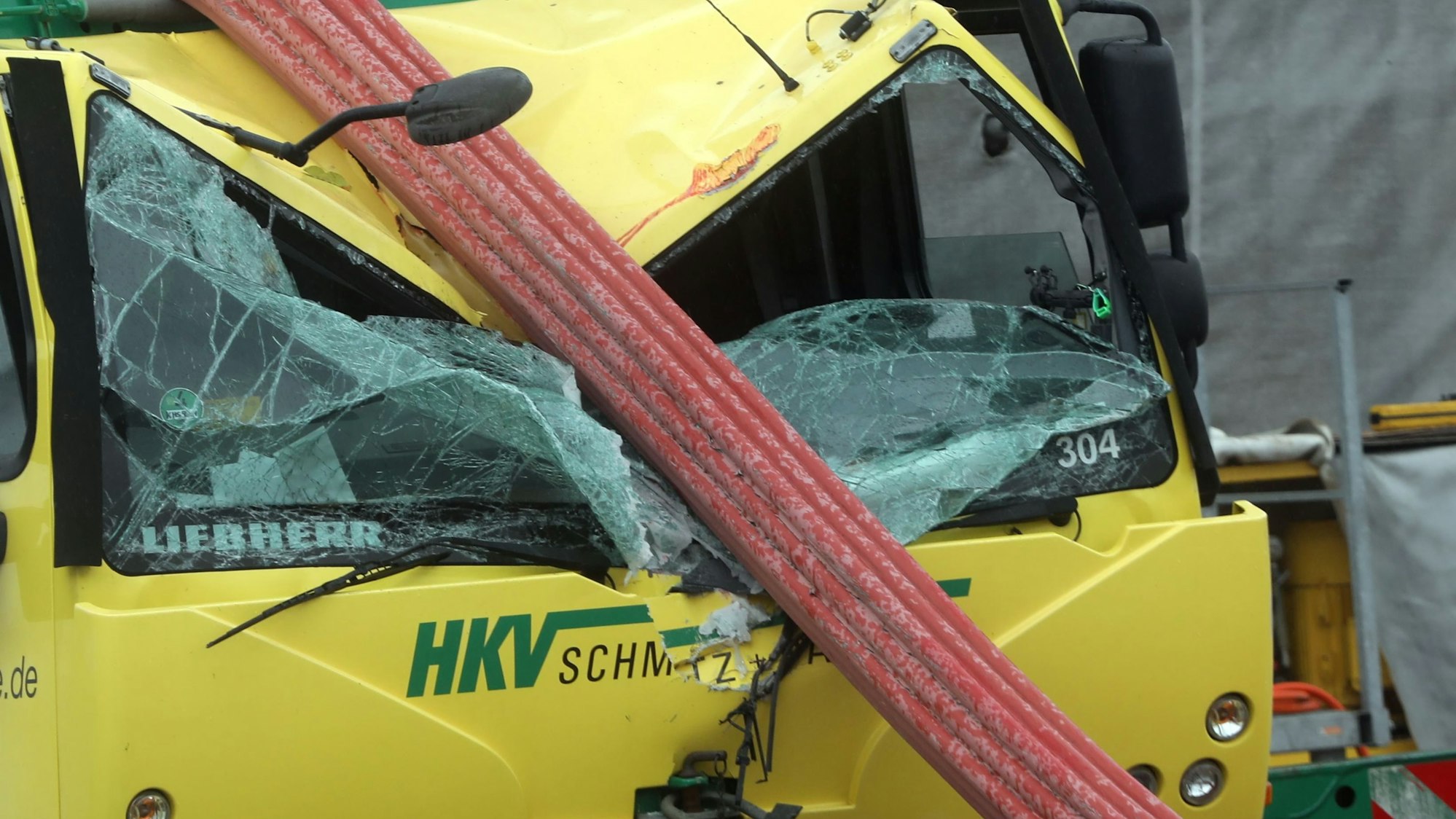 Eines der schweren Brücken-Tragseile hat den Autokran auf der Leverkusener Autobahnbrücke schwer beschädigt.