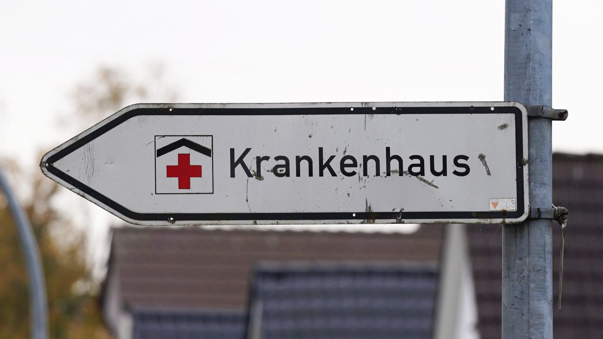 Ein Hinweisschild mit der Aufschrift «Krankenhaus» weist an einer Straße den Weg zu einer Klinik.