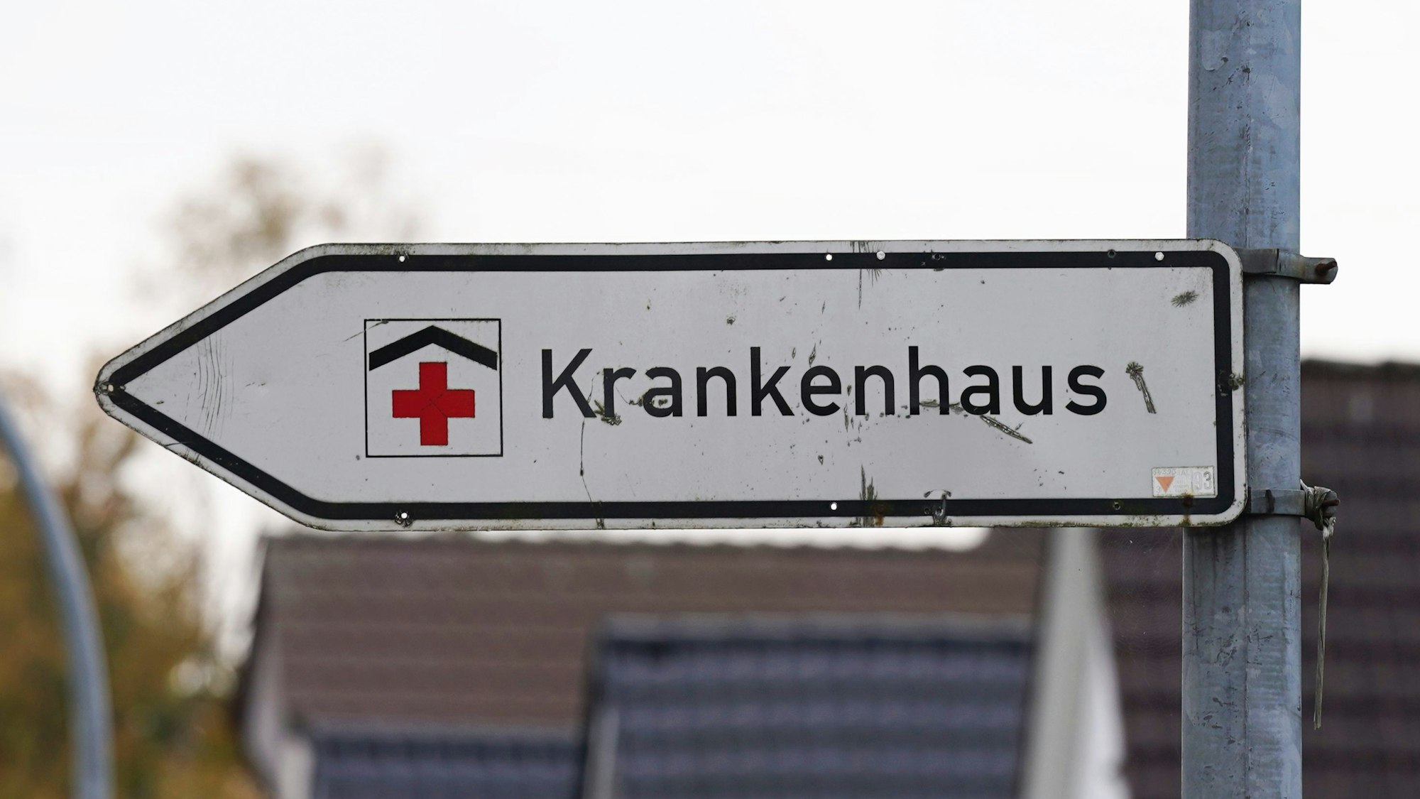 Ein Hinweisschild mit der Aufschrift «Krankenhaus» weist an einer Straße den Weg zu einer Klinik.