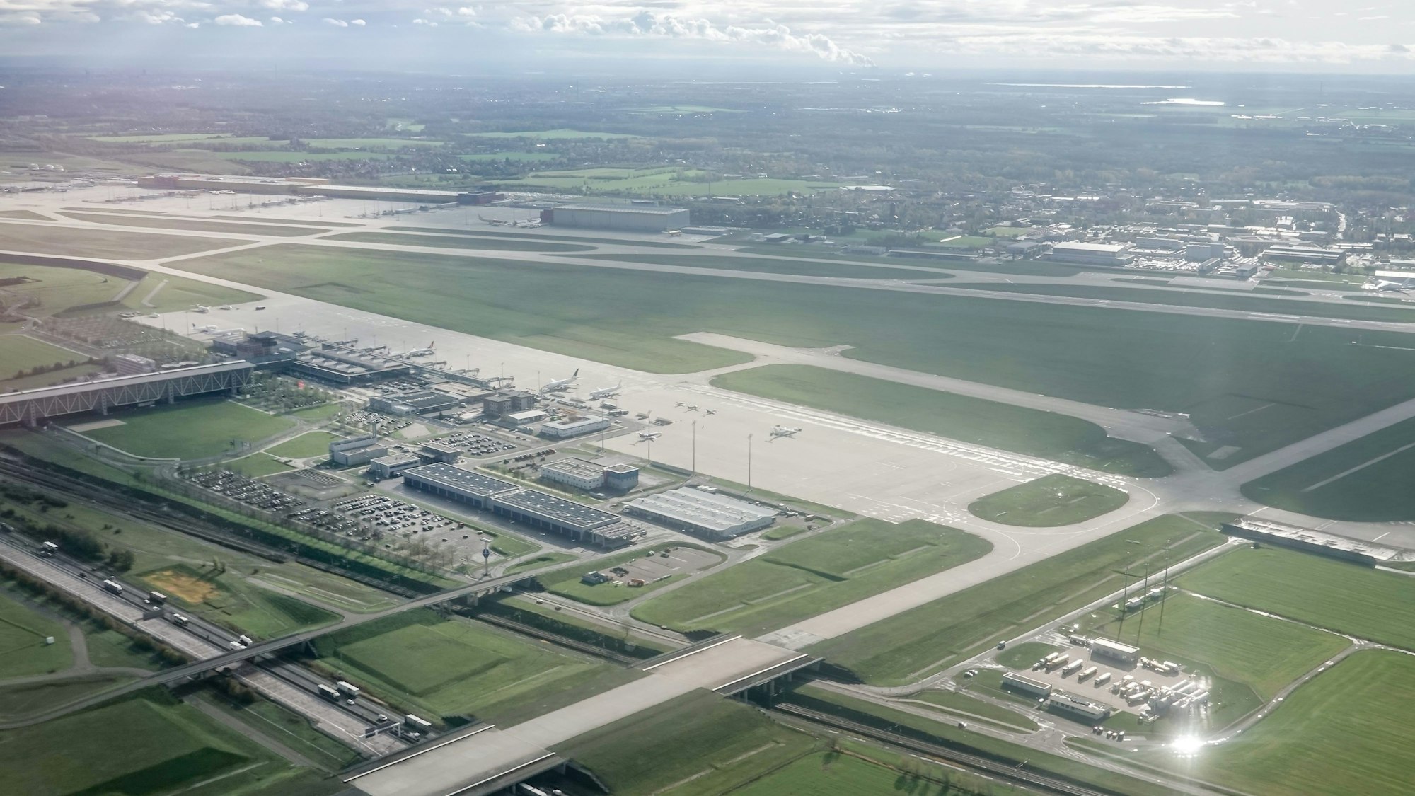 Der Flughafen Leipzig/Halle, aufgenommen aus einer Passagiermaschine.