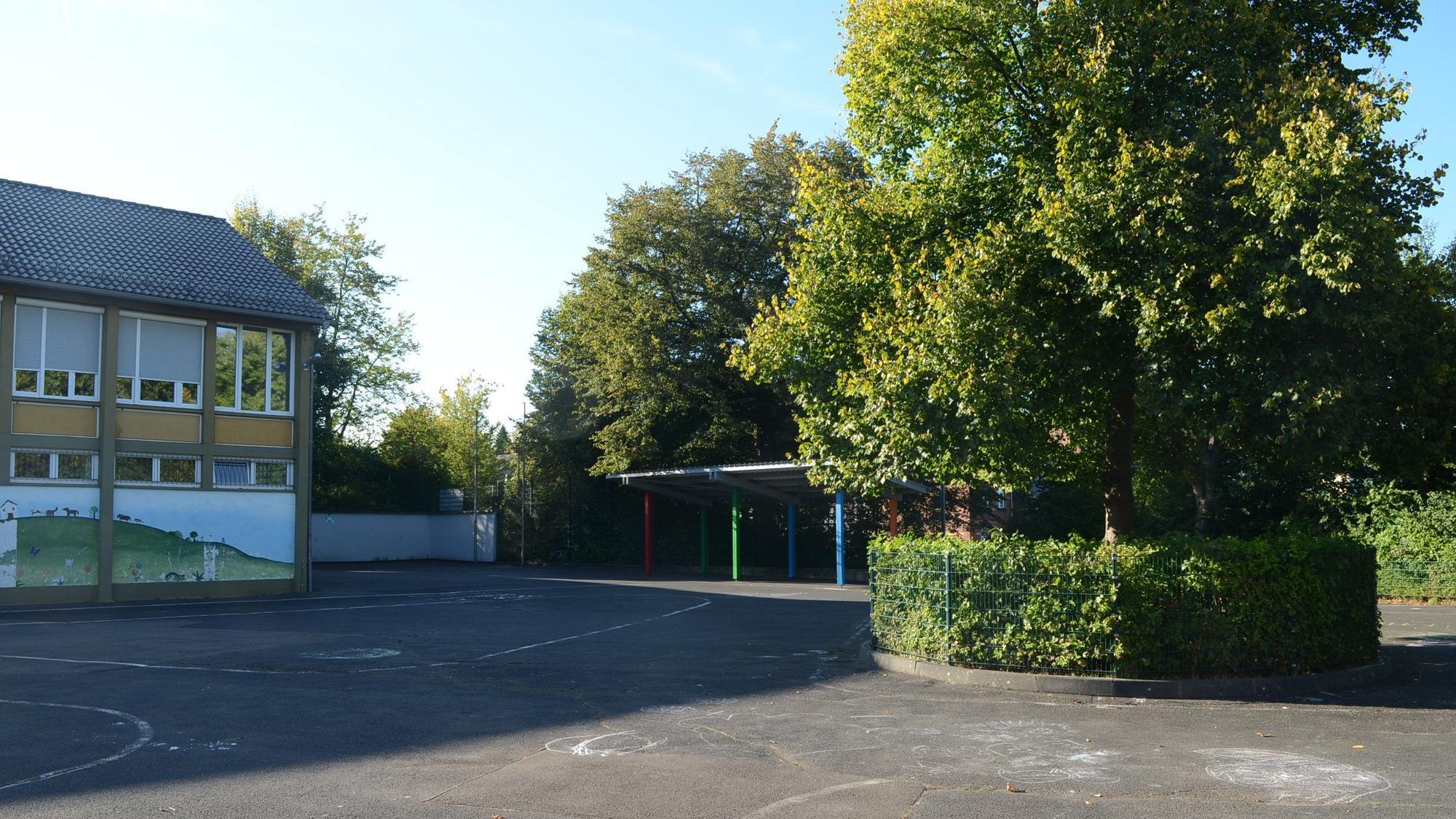 Ein Schulhof in der Abendsonne.