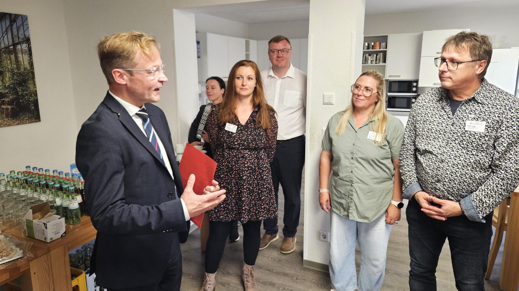 Staatssekretär Daniel Sieveke unterhält sich mit Mitarbeitern des HPZ in Gemünd