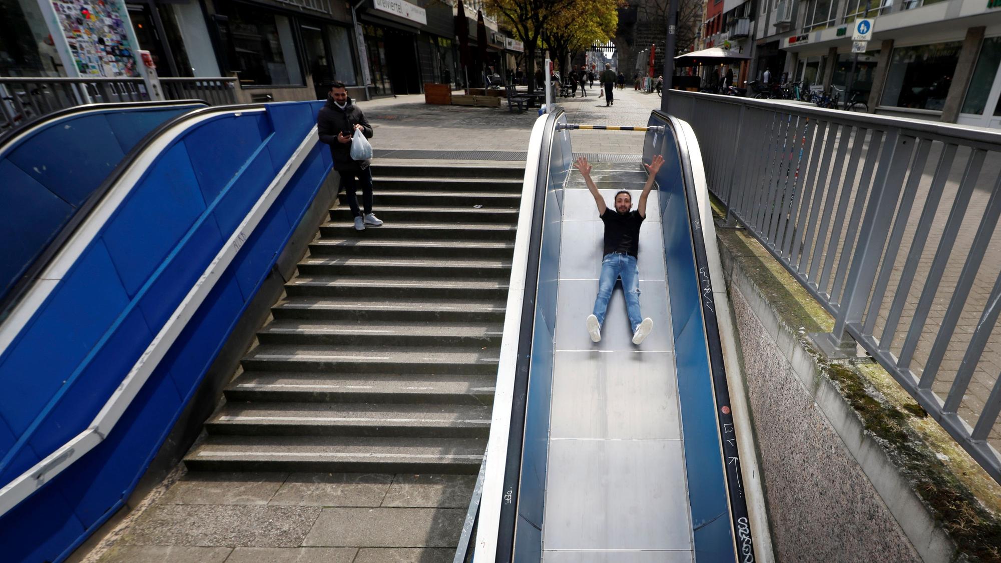 Die zur Rutsche umgewandelte Rolltreppe