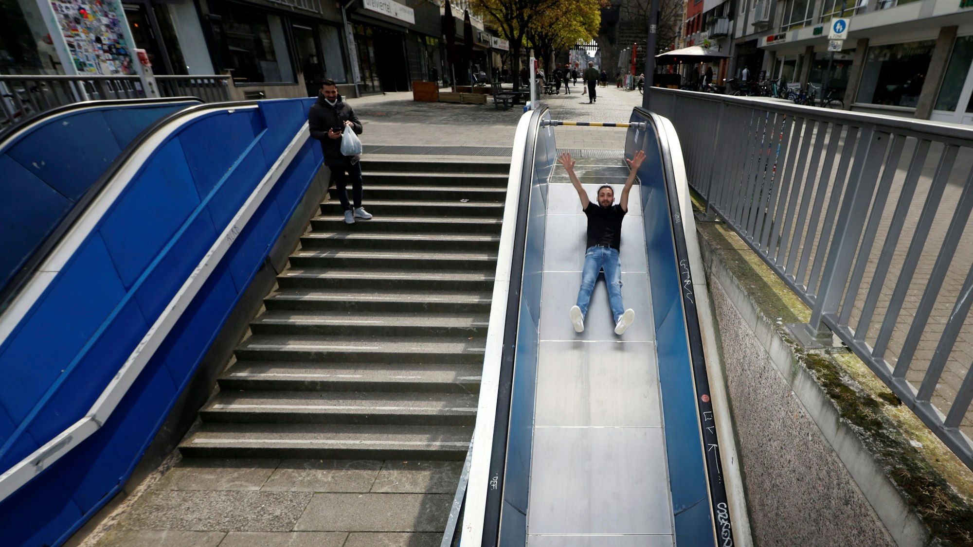 Die zur Rutsche umgewandelte Rolltreppe