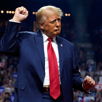 Der republikanische Präsidentschaftskandidat und ehemalige US-Präsident Donald Trump tanzt bei einer Wahlkampfveranstaltung in der Desert Diamond Arena.