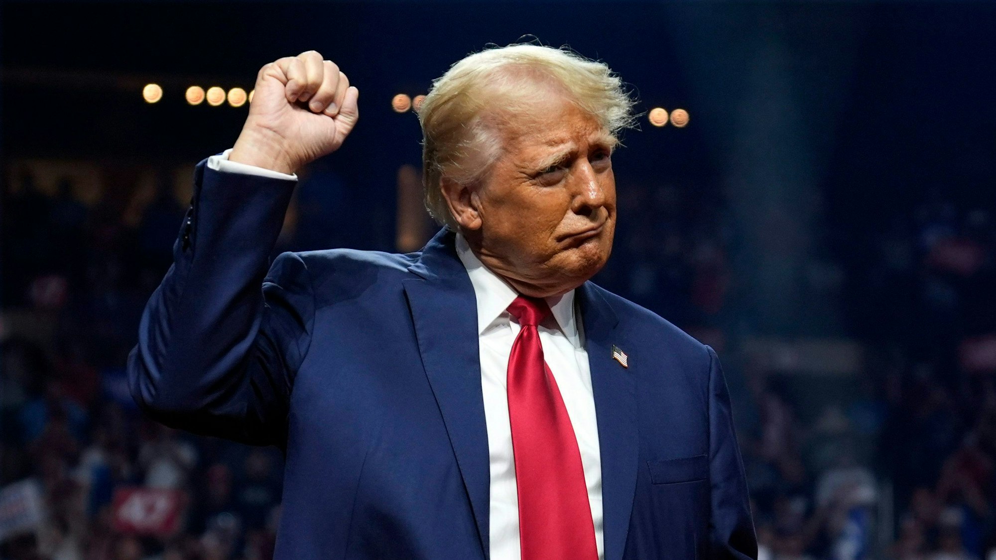 Der republikanische Präsidentschaftskandidat und ehemalige US-Präsident Donald Trump tanzt bei einer Wahlkampfveranstaltung in der Desert Diamond Arena.