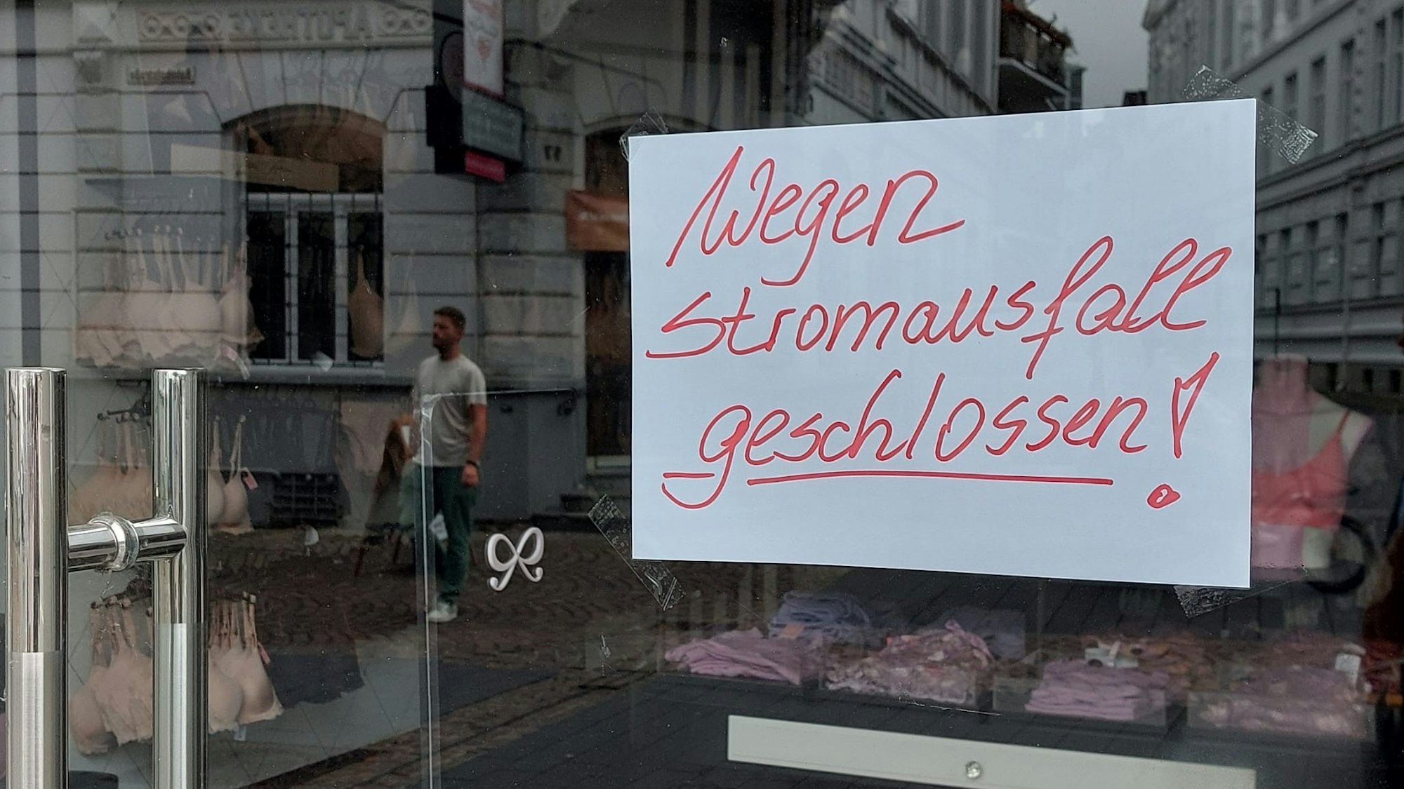 Ein Schild hängt in einem Schaufenster in der Siegburger City.